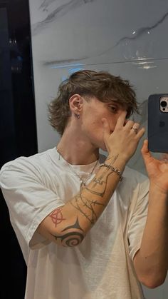 Selfie Ideas For Boys, Mens Straight Hair, Mirror Selfie Ideas, American Traditional Tattoo Ideas, Traditional Tattoo Ideas, Traditional Tattoo Designs, Mullet Haircut