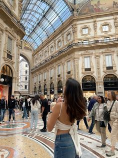 milan inspo Milan Italy Picture Ideas, Photo Ideas In Milan, Milan Picture Ideas, Milan Photo Ideas, Milano Photo Ideas, Milan Aesthetic, Milan Duomo Photo Ideas, Milan Italy Fashion, Milan Instagram