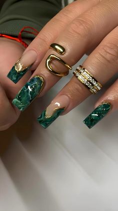 Green Nail Coffin, Dark Green Coffin Nail Ideas, Hunter Green Nail Ideas, Gold And Emerald Nails, Cute Green Nail Ideas, Forest Green Nail Ideas, Dark Green Acrylic Nails Designs, Emerald Nail Ideas, Gold Green Nails