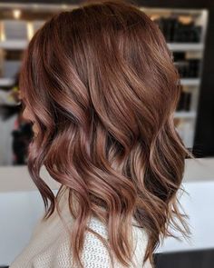 Rose Brown Hair Might Be the Prettiest Summer Trend for Brunettes Fall Winter Hair Color, Gold Hair Colors, Hair Color Rose Gold, Fall Hair Color For Brunettes, Red Highlights, Peinados Fáciles Para Cabello Corto, Summer Hair Color