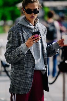 Grey Blazer Outfit, Hoodie Blazer, How To Wear Hoodies, Plaid Blazer Outfit, Blazer Outfits Casual, Outfit Street, Swedish Fashion, Blazer Outfit, Plaid Outfits