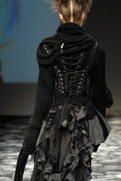 H Naoto, Mode Tips, Apocalyptic Fashion, Woman In Black, Tokyo Fashion, Yohji Yamamoto, Goth Fashion