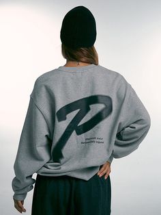 Editor's notesIt is a basic and casual sweatshirt. The sweatshirt has graphic print of signature blur logo that add casual mood. Made of polyester blend cotton fabric, the sweatshirt is soft and comfy. It has logo label on the sleeve as a point.- Basic sweatshirt- Ribbed neck, cuffs, hem- Logo print on the front and back- Casual and trendyMeasurements(in.)M / L / XL- Shoulder: 20.7 in. / 21.3 in. / 21.9 in.- Chest: 23.6 in. / 24.6 in. / 25.6 in.- Sleeve Length: 24.4 in. / 24.8 in. / 25.2 in.- Le Gray Graphic Print Sweatshirt Athleisure, Gray Graphic Print Sweatshirt In Athleisure Style, Oversized Branding Sweatshirt For Streetwear, Oversized Branded Sweatshirt For Streetwear, Gray Branding Sweatshirt For Streetwear, Winter Logo Print Sweatshirt For Everyday, Winter Sweatshirt With Logo Print For Everyday Use, Basic Sweatshirt With Logo For Streetwear, Logo Print Sweatshirt For Everyday Winter Wear