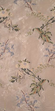 an old fashioned wallpaper with flowers and vines on beige background, from the early 20th century