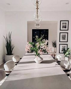 Minimalistic aesthetic floral dining room Studio Mumbai, Minimal Decor, Studio Interior, Dining Room Inspiration, Dining Room Design, Modern Dining, Dining Room Decor, Floral Decor, House Interior