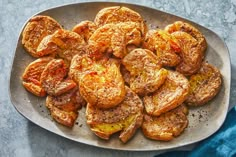 Super Crispy Smashed Potatoes Side Dishes Potatoes, Apple Pork Tenderloin, Smashed Potatoes Recipe, Crispy Smashed Potatoes, Potatoes Roasted, Breakfast Party Foods, Easy Potato Recipes, Dried Potatoes