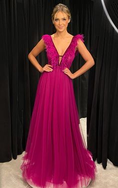 Vestido de festa pink e fúcsia: 100 longos para casamentos - Pronta pra Festa Feather Prom Dress, Prom Dress Evening, Dress Evening, Long Prom Dress, Mode Vintage, Evening Dresses Prom, Look Chic, Prom Dresses Long, Get Dressed