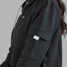 Le sweatshirt à capuche noir est doté d'une poche unique à l'extérieur de la manche du pull et d'un logo Blvck Paris sur la poitrine.
Fabriqués à partir de coton, tous nos sweats à capuche sont doux au toucher et parfaits pour un usage quotidien.
Le mannequin mesure 1m73 et porte une taille S. Blvck Paris, Minimalist Streetwear, Unique Pockets, Paris Logo, Female Model, Tokyo, Everyday Wear, Street Wear, ? Logo