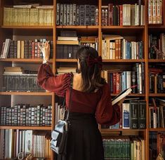 Library Photo Shoot, Dark Academia Outfits, Unique Senior Pictures, Academia Outfits, Library Aesthetic, Cozy Fall Outfits, Senior Photoshoot, Foto Poses, Grad Photos