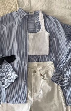 Blue Shirt Outfits Women, White Outfits Casual, White And Denim Outfits, Textured Outfit, Shorts Styling, Blue And White Outfit, White Denim Outfit, Blue And White Outfits, White Shorts Outfit