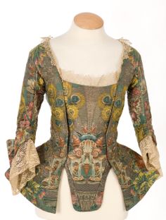 Brocade jacket with winged cuff, seamed skirt, and matching stomacher, c. 1740s-60s. 1730s Fashion, Palace Fashion, Colonial Dress, Embroidery Jacket