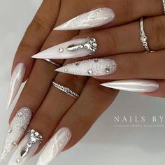 Trendy & Unique Acrylic Nail Inspirations White Stiletto Nails, Occasion Nails, Stilleto Nails Designs, White And Silver Nails, Milky Nails, Pointy Nails, White Glitter Nails, Pedicure Manicure, Homecoming Nails Acrylic