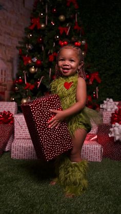 Photo Shoot Ideas Christmas, Christmas Photo Shoot Ideas, Grinch Outfit, Toddler Christmas Photos, Christmas Photoshoot Kids, Christmas Pictures Kids, Mommy Daughter Photography, Family Christmas Pictures Outfits, Mommy Daughter Photoshoot