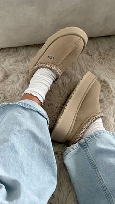 Ugg Tasman Slippers, Pretty Shoes Sneakers, Ugg Tasman, Uggs Outfit, Ugg Slippers, School Looks, Girly Shoes