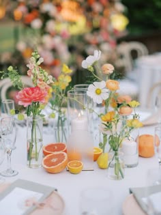 Photography: Danya Chen Photography (http://danyachenphotography.com) Circle Table Setting, Mountain Terrace, Bud Vases Wedding, Bud Vase Centerpiece, Bud Vases Flowers, Fruit Centerpieces, Fruit Wedding, Deco Champetre, Citrus Wedding