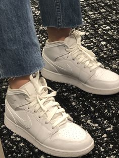 Retro White High-top Sneakers For Streetwear, White Throwback High-top Sneakers For Streetwear, White Urban High-top Sneakers For Streetwear, Outfit Con Jordan, White High-top Jordan Shoes With Laces, White High-top Urban Jordan Shoes, Jordan Shoes Girls, Swag Shoes, Nike Air Force Sneaker