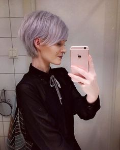 Pastel purple lilac pixie haircut with bangs. Septumpiercing and choker. Grey Bobs, Pixie Color, Alternative Hairstyles, Pixie Bangs, Pastel Pixie, Epic Hair, Purple Pixie, Dunner Wordend Haar, Longer Pixie Haircut