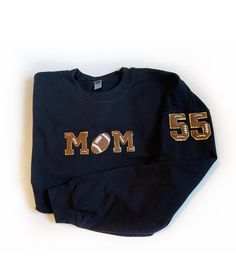 Cheer on your favorite player with our personalized chenille patch crewneck.  Have more than one player? No problem! We can include up to 4 player's numbers down the sleeve of the sweatshirt.  We recommend washing this sweatshirt on cold and hanging to dry. Chenille Patch Shirt Ideas, Football Merchandise Ideas, Football Mom Outfits, Patch Sweatshirt Diy, Football Mom Outfit, Football Merch, Chenille Sweatshirt, 49ers Outfit, Gameday Fashion