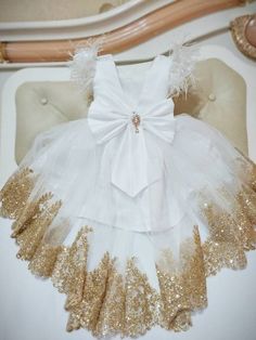 The dress is decorated with natural ostrich feathers and sparkle crystal. Very luxury and chic dress ever! Make your little princess happy and gorgeous!P.S.Lace shape may differ from picture slightly. White And Gold Party, High Low Tulle Dress, Baby Tulle Dress, Soft Pink Dress, Blush Flower Girl Dresses, Gold Party Dress, Gold Lace Dresses, 1st Birthday Dresses, Toddler Party Dress