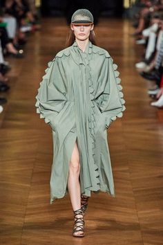 Moda Paris, 2020 Fashion Trends, Tennis Fashion, 2020 Fashion, Fashion Weeks, Fashion Show Collection, Fashion 2020, Vogue Paris, Kebaya