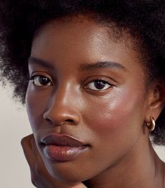 Minimalist Makeup, How To Apply Blush, Contour Brush, Chatelaine, Fair Skin, Blush Makeup, Brown Skin, Like A Pro