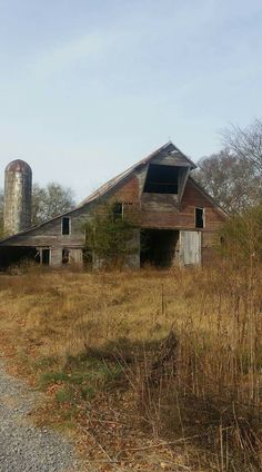 Old Barn Best Barns, Old Abandoned Houses, Barns Sheds, Farm Buildings, Country Church, Old Farm Houses, Country Farm