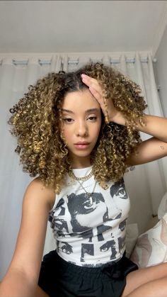 Cachos, curly hair, morena iluminada Curly Hair Dos, Natural Hair Bob, Curly Girl Hairstyles, Long Bob Hairstyles, Hair Inspo Color, Curly Girl, Afro Hairstyles, Just Girl Things, Hair Dos