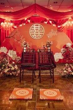 Gold Ceremony Decor, Wedding Cake Chinese, Asian Tea Ceremony, Chinese Wedding Photos, Moody Wedding Decor, Tea Ceremony Wedding, Asian Wedding Decor, Red Gold Wedding