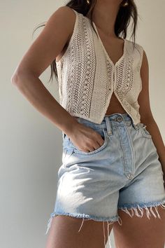 Crochet knit vests have my heart. 🫶🏼 Birkenstock Outfit, Beachy Outfits, Crochet Vest, Short Jeans, Outfit Goals, Inspiration Mode, Looks Vintage, Spring Summer Outfits