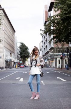 How To Style Pink Boots, Botines Rosas Outfit, Pink Ankle Boots Outfit, Pink Booties Outfit, Pink Boots Outfit, Ankle Booties Outfit, Outfit Botas, Winter Mode Outfits, Pink Booties