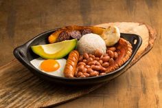 . #Colombian_Desserts #Colombian_Dishes #Colombian_Cuisine #Pork_Bites Colombian Dishes, Colombian Cuisine, Boston Food, American Foods, Fried Bananas, Colombian Food, Fried Pork, Christmas Dishes, Breakfast Cookies