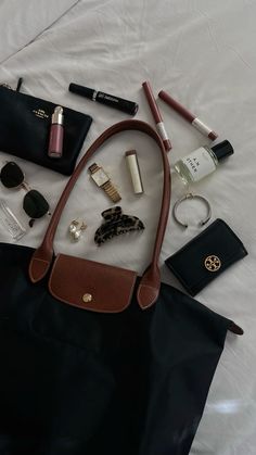 Trendy Bags Street Style, Longchamp Aesthetic, Everyday Bag Essentials, Inside My Bag, My Style Bags