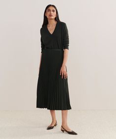 Pleated Skirt Forest Dressed up or down with ease, this pleated matte skirt is perfect for any occasion. With an easy, ultra-flattering drape, this piece is meant for styling with varied silhouettes: pair it with a relaxed knit or turtleneck for an elevated look or a slim-fit tee for more casual styling. | Jenni Kayne Women's Pleated Skirt Size X-Small Voluminous Midi Pleated Skirt, Flowy Workwear Skirt With Folds, Fall Voluminous Dress With Lined Skirt, Chic Maxi Skirt With Folds, Chic Flowy Maxi Skirt With Folds, Fall Voluminous Lined Skirt Dress, Fall Dress With Voluminous Lined Skirt, Fall Dresses With Lined Voluminous Skirt, Elegant Voluminous Maxi Skirt With Folds