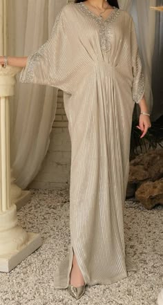 Fancy Kaftan Pakistani, Malay Dress Fashion, New Kaftan Designs Pakistani, Casual Kaftan Dress, Fancy Kaftan Dress, Elegant Kaftan Dresses, Kaftan Dress Ideas, Kaftan Party Wear, Wedding Kaftan Dress