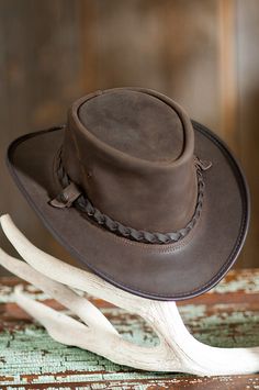 Image Summer Hat Style, Diy Survival, Leather Cowboy Hats, Outback Hat, Helmet Hat, Felt Cowboy Hats, Different Hats, Leather Hat, Man Hat