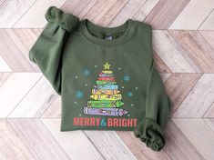 Merry & Bright Christmas Teacher Sweatshirt Celebrate the holidays in style with this cheerful, teacher-inspired sweatshirt, perfect for spreading festive spirit both in and out of the classroom. Available in crewneck or hoodie styles and in various sizes and colors. 𝗩𝗜𝗩𝗜𝗗 𝗠𝗢𝗨𝗡𝗧𝗔𝗜𝗡 𝗦𝗪𝗘𝗔𝗧𝗦𝗛𝗜𝗥𝗧𝗦 Ideal for any situation, our unisex heavy blend crewneck sweatshirts are pure comfort.  SWEATSHIRT KEY FEATURES ✓ Manufactured in one piece without side seams using a tubular knit t Tree Tshirt, Slp Shirts, Speech Therapy Shirts, Christmas Tree Sweater, New Teacher Gifts, Tree Sweater, Christmas Tree Bows, Womens Christmas Shirts, Christmas Tree Shirt