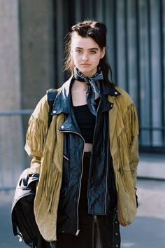 Floral Top Street Style, Vanessa Jackman, Estilo Hipster, Walking Down The Street, Outfit Vintage, Looks Street Style, Street Style Inspiration, Winter Mode, Running Clothes