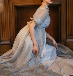 Looking for the perfect regency era ball gown? We have a dress for every occasion and luxurious dresses. Shop now only at Wonderland by Lilian Regency Style Floor-length Banquet Dress, Grey Ball Gown, Regency Era Dress, Bridgerton Style, Regency Era Fashion, Jane Austin, Regency Dress, Period Dress, Royal Dresses