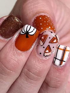 thanksgiving nails: cinnamon brown with pumpkin pies Gel Nail Designs For Thanksgiving, Kid Thanksgiving Nails, Thanksgiving Nail Art Designs Fall, Thanksgiving Gnome Nails, Thanksgiving Manicure Ideas, Thanks Giving Nail Art, Thanksgiving Nails Ideas, Thanksgiving Nail Designs Fall Autumn, Fall Pumpkin Nail Designs