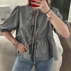 This Gingham Tie-Front Peplum Blouse Features Puff Sleeves And Adjustable Ties. Perfect For Adding A Chic, Casual Style To Your Wardrobe With Its Flattering Silhouette. Gingham Top Outfit, Loose Crop Top, Y2k Kawaii, Peplum Shirts, Plaid Outfits, Gingham Tops, Linen Pants Women, Overalls Women, Loose Blouse