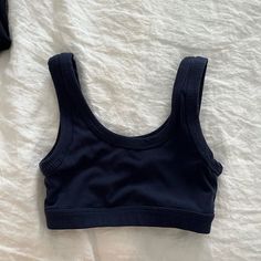 Alo sports bra Sports Bra Aesthetic, Aesthetic Sports, Cute Sports Bra, Working Out Outfits, Workout Fits, Crop Top Outfits, Outfits Verano, Yoga Tops, Teenage Fashion Outfits