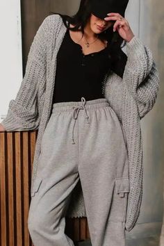 casual brunch outfit joggers Gray Athleisure Outfits, Sporty Lounge Outfits, Sweatpants Outfit Dressed Up, Gray Lounge Pants Outfit, Styling Gray Sweatpants, Outfit With Sweats, Lounge Pants Outfit, Sweatpant Outfits, Black Sweatpants Outfit