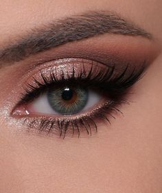 Ready to step up your eyeshadow game and give your eyes that extra pop? Let’s dive into the awesomeness of brown eyeshadow looks that’s a total vibe in any situation. Whether you’re into that low-key, natural vibe or aiming for all-out glitz and glam, brown is your ride-or-die! #brownglittereyeshadow #glameyeshadow #cutebrowneyeshadow Eyeshadow For Gray Eyes, Brown And Gold Smokey Eye Makeup, Brown Eye Shadow Looks, Eyeshadow Looks Neutral, Good And Brown Eyeshadow, Brown Tone Eyeshadow Looks, Natural Makeup Eyes, Make Up Looks Brown Eyes, Elegant Makeup Looks Classy