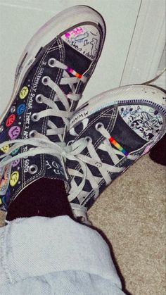 Customize Converse Shoes, Old Converse Aesthetic Grunge, Grunge Shoes Drawing, Diy Custom Shoes Ideas, How To Customize Converse, Shoe Ideas Drawing, All Star Desenho, Punk Shoes Diy, Drawn On Converse Grunge