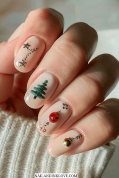 Short Xmas nails, winter nails, short Christmas nails tree, short Christmas nails 2024, and Nagel nails. Christmas Nails Tree, Short Xmas Nails, Nails For The Holidays, Short Christmas Nails, Christmas Nails Designs