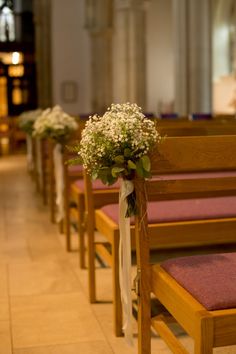 flowers are tied to the pews in a church