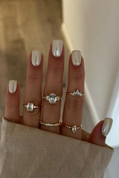 Timelessly elegant, these White Chrome Short Squoval Nails effortlessly elevate your style with their sleek design and glistening shine. A perfect blend of simplicity and sophistication, they add a touch of class to any ensemble. From casual to formal, this classic manicure complements every occasion with its timeless charm. ✨ // Photo Credit: Instagram @allnailss._ Chrome Nails Silver, Ongles Beiges, Spring Break Nails, Squoval Nails, Broken Nails, Chrome Nail, Beige Nails