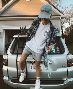 Tomboy Summer Fashion, Summer Style Tomboy, Tomboy Summer Outfits Shorts, Tomboy Outfit Summer, Masculine Lesbian Style Summer, Summer Fits Tomboy, Tom Boy Summer Outfits, Masc Lesbian Style Summer, Summer Outfit Tomboy