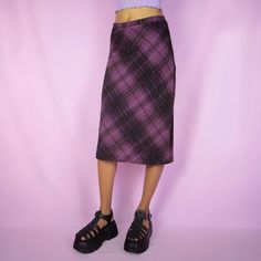 The Vintage 90s Purple Plaid Midi Skirt is a dark purple checkered midi skirt featuring a side zipper closure. Perfect for a preppy and casual outfit. ESTIMATED SIZE S TAG SIZE EUR 40 MEASUREMENTS Length 69cm - 27.17 inch Waist 70cm - 27.56 inch Hips 92cm - 36.22 inch Our model is 172 cm tall and usually wears size XS. We ship worldwide from Spain and offer free shipping on all orders when you buy 3 items or more! ♥ https://adultworldshop.etsy.com ♥ WWW.ADULTWORLDSHOP.NET ♥ INSTAGRAM & TIKTOK @a Casual Purple Skirt For Winter, Casual Purple Skirt For Fall, Trendy Purple Skirt For Fall, Fall Purple Midi Skirt, Purple Midi Skirt, Purple Checkered, Purple Plaid, Dark Purple, Halloween Shopping