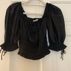 Size S Black Cropped Blouse For Fall, Black Puff Sleeve Top For Brunch, Black Cropped Top For Brunch, Black Spring Blouse For Day Out, Black Blouse For Spring Day Out, Black Spring Blouse For Brunch, Fitted Black Top For Brunch, Cropped Blouse, Crop Blouse